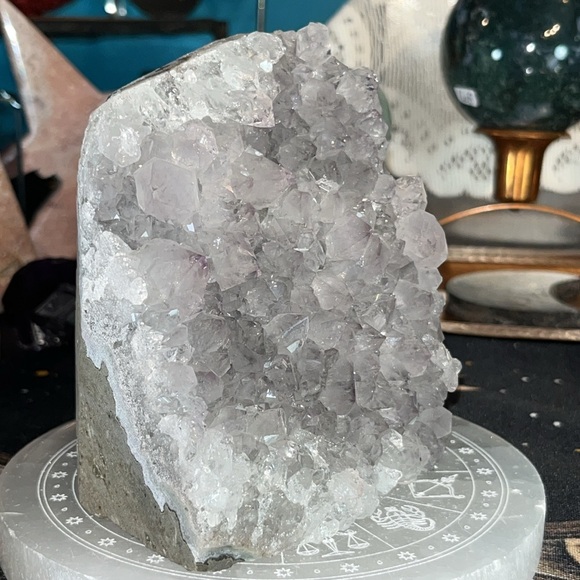 large druzy pale amethyst cut base - Picture 3 of 9